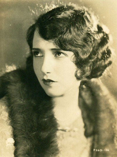 比比·黛纽斯Bebe Daniels