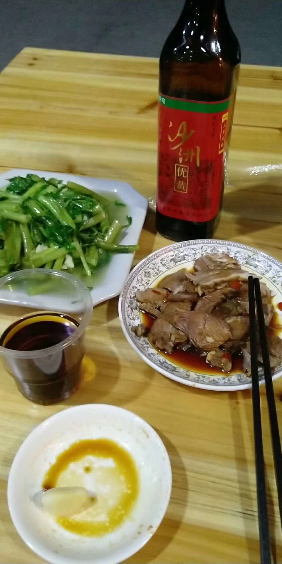 著名的‘’藏书羊肉‘’。白灼的手法，我是喜欢的。也不知道就我遇见的都这样，还是怎么，在哪吃本地的吃食，店家都是那么羞答答的。把我弄得都不知道怎么说话了！看他外面有个桌子，重点怕被围观影响我美妙的食欲，就独自霸占室外一隅，小黄酒喝起来。