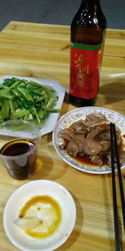 著名的‘’藏书羊肉‘’。白灼的手法，我是喜欢的。也不知道就我遇见的都这样，还是怎么，在哪吃本地的吃食，店家都是那么羞答答的。把我弄得都不知道怎么说话了！看他外面有个桌子，重点怕被围观影响我美妙的食欲，…