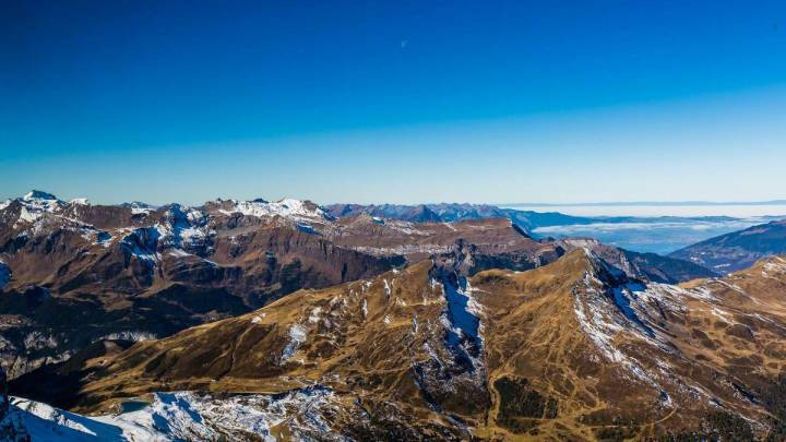 作为瑞士旅游业的经典景点之一,少女峰一直以冰雪与山峰、阳光与浮云吸引着八方游客 ​