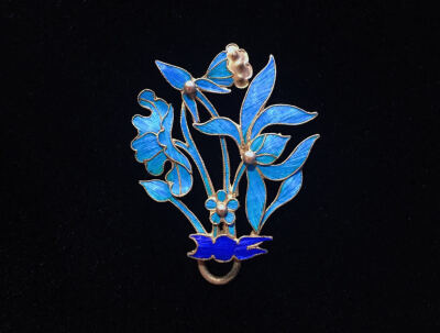 合（荷）得偶（藕）点翠件，寓意早得贵子、成双成对。