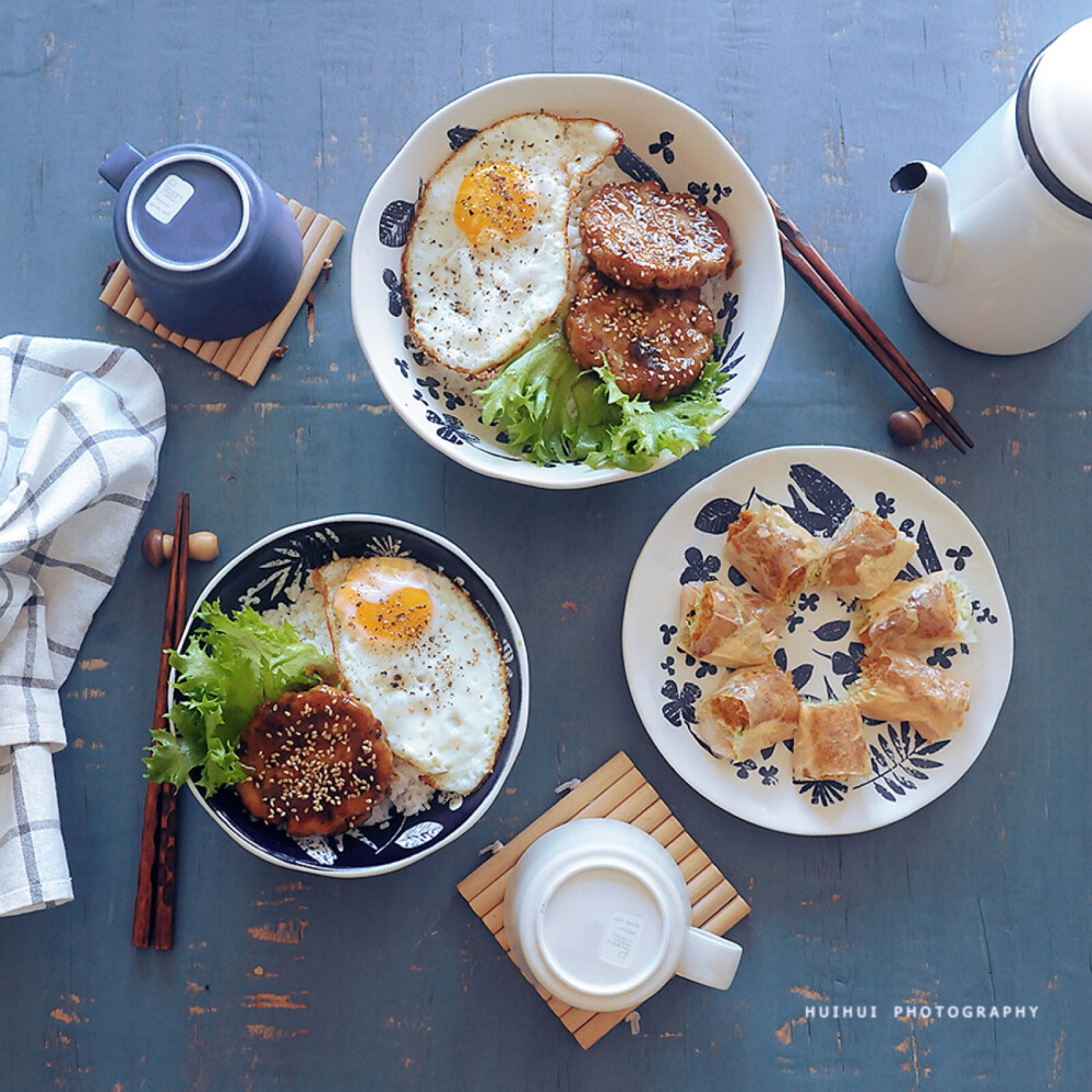 早安，今日早餐：黑椒牛肉饼鸡蛋盖饭+鲜虾蔬菜卷+花生浆。
好喜欢今天盖饭的摆盘，大朋友吃大份，小朋友吃小份，棒棒的~~
用suzzers早餐锅做牛肉饼真的特别方便！而且黑椒牛肉饼配白米饭真的好好吃，大家动手试试，可以一次性做多点牛肉饼放冷冻，待要吃之前拿出来解冻就可以啦，非常方便节省时间哒~~
