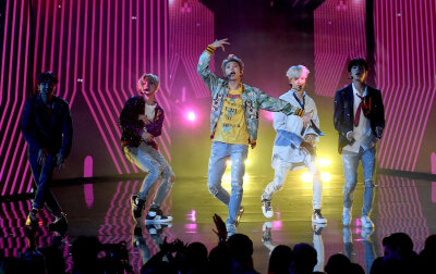 BTS 防弹少年团 20181009 “Throwing it back to our @AMAs and US television debut! Can't wait to see all of this year's amazing performances, TONIGHT at 8/7c on ABC.”