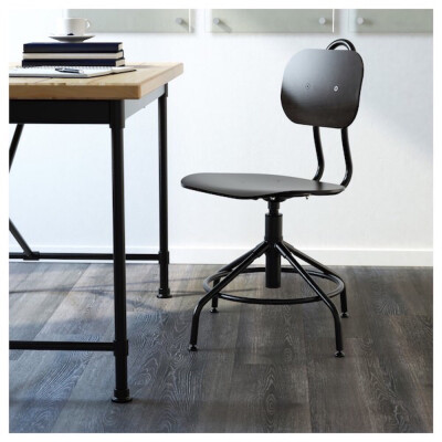 KULLABERG 乐维
转椅, 黑色
这款办公椅的灵感源自老式工业风格椅子，同时能够搭配各种现代功能。
这款椅子可旋转，高度可调节，能为你打造舒适的坐姿。
下方的金属环可用作脚凳。
靠背处设有把手，方便移动和抬起。…