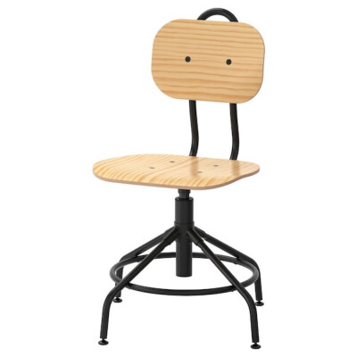 KULLABERG 乐维
转椅, 松木, 黑色
这款办公椅的灵感源自老式工业风格椅子，同时能够搭配各种现代功能。
这款椅子可旋转，高度可调节，能为你打造舒适的坐姿。
下方的金属环可用作脚凳。
靠背处设有把手，方便移动和…
