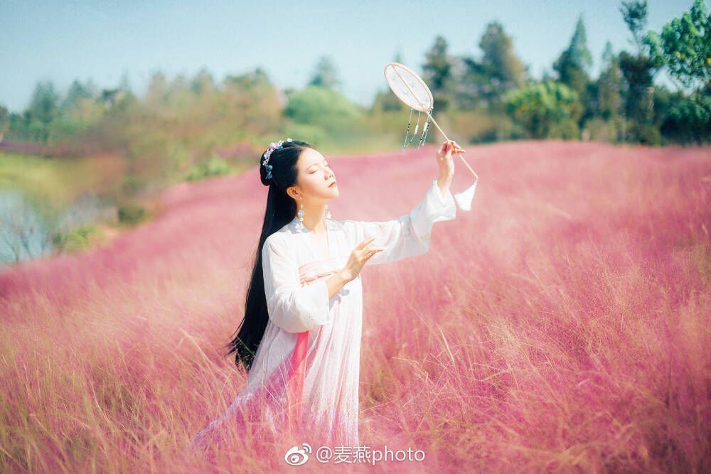 ￼衢州约拍
三千粉黛，十二阑干，一片云头。
出镜妆造后期：@燕麦photo
摄影：@燕麦photo的老公
服装：@国色芳华汉服店负责人
拍摄地：龙游花海
