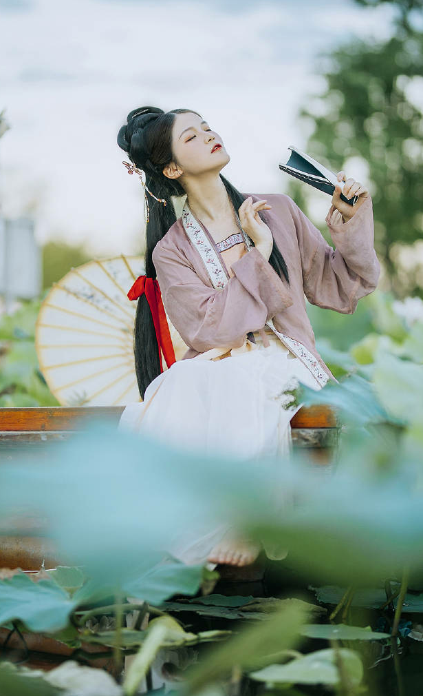  一江烟水照晴岚
两岸人家接画檐
芰荷丛一段秋光淡
摄影：@毓漱儿 http://t.cn/Rp3qHXA
出镜：@二夕大王万万岁 