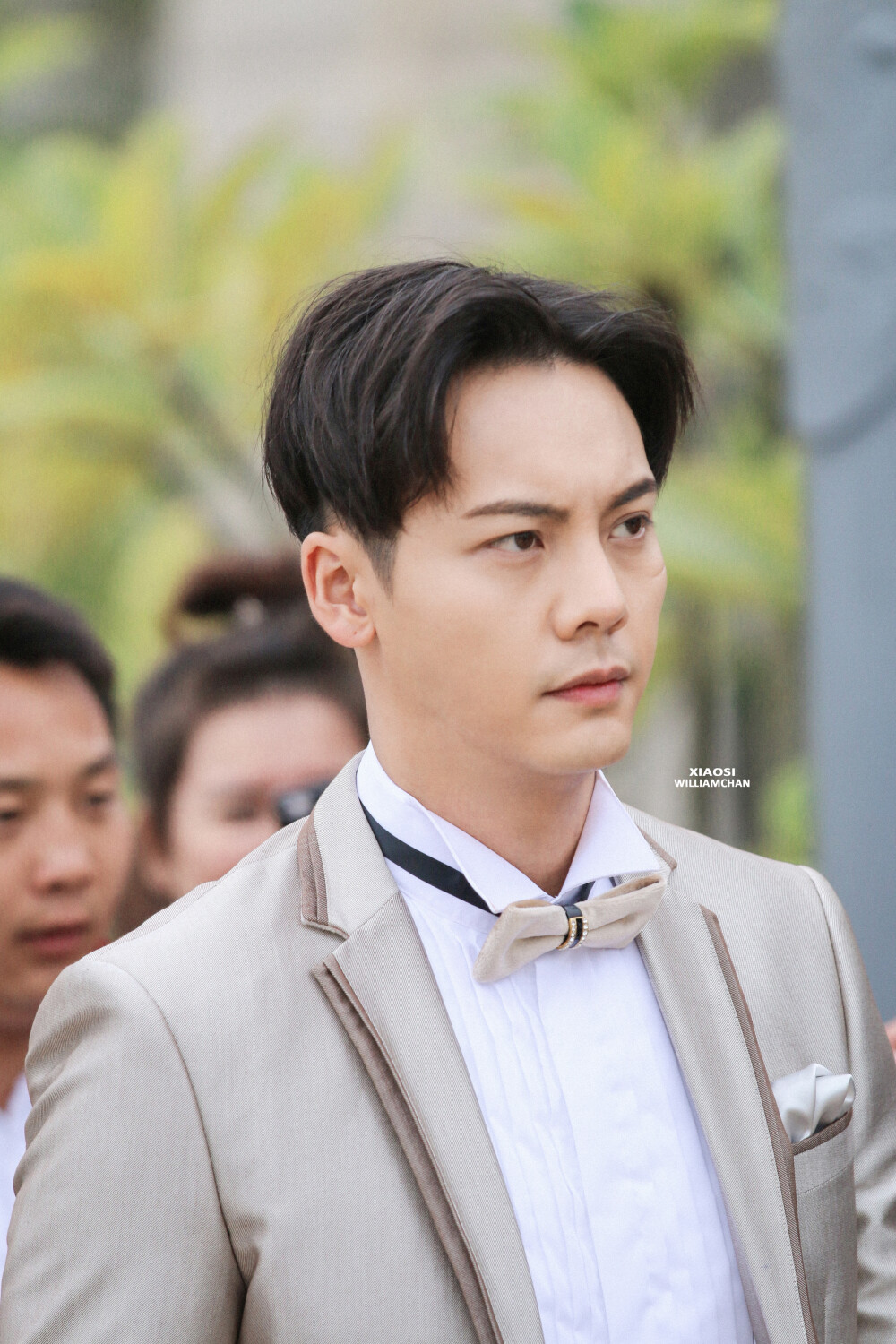 【陈伟霆 William Chan】171213 橙红年代 刘子光 探班 2456 x 3684 px (图源：微博 @小偲_XIAOSI weibo.com/1801234674/GDo355RAn)