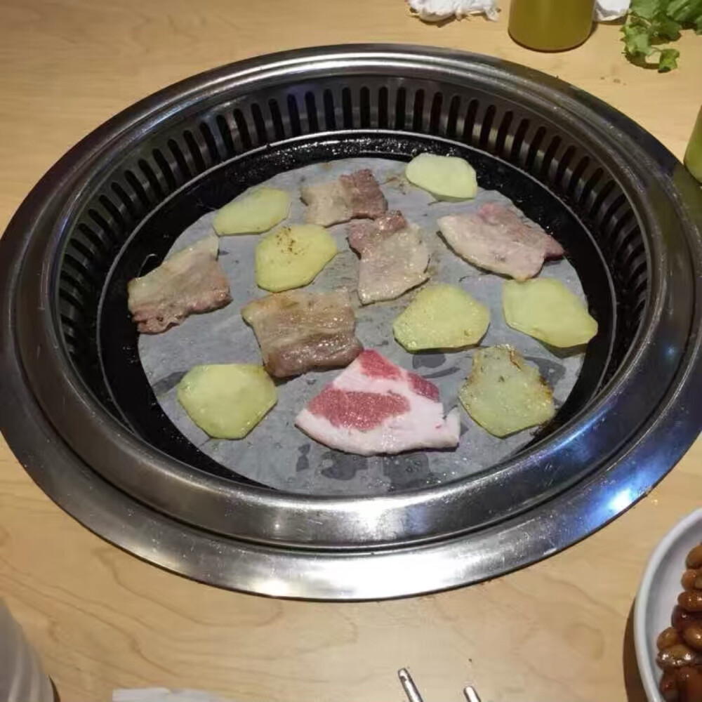 烤肉，煎饼果子，星巴克冰淇淋，柠檬水。