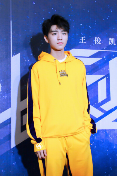 2018.09.22 王俊凯19岁-此刻之外-生日会媒体群访×cr：logo