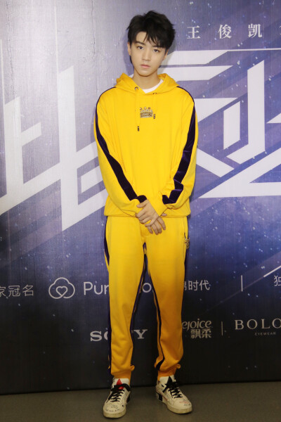 2018.09.22 王俊凯19岁-此刻之外-生日会媒体群访×cr：logo