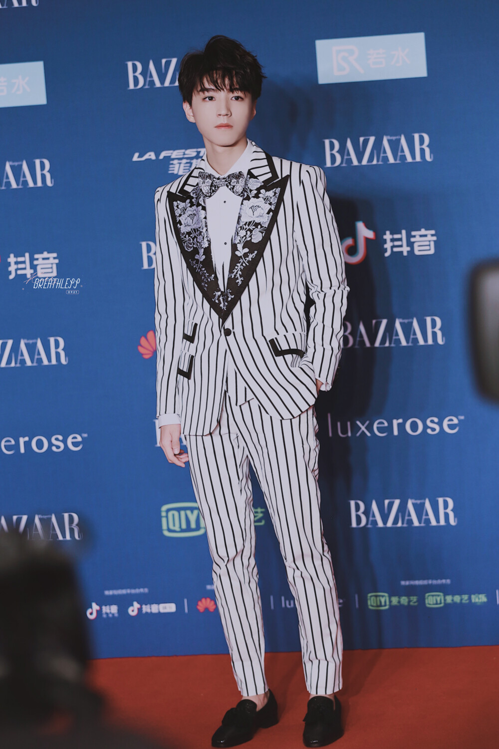 2018王俊凯BAZAAR明星慈善夜 cr.logo