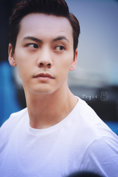 【陈伟霆 William Chan】风暴舞 李俊杰 探班 961 x 1441 px (图源：微博 @joycelelejoy很等等 weibo.com/6312971464/GDC8a2K64)