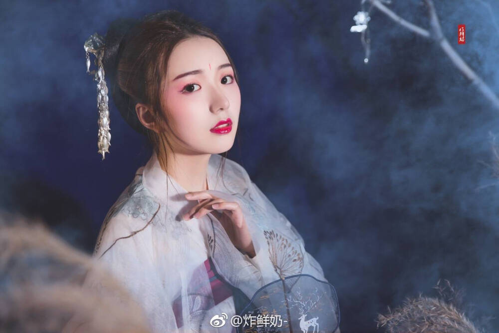 《泪》
出境：@贤贤的草草
妆摄后：@炸鲜奶-
#汉服写真##无锡约拍##摄影# @我爱摄影 