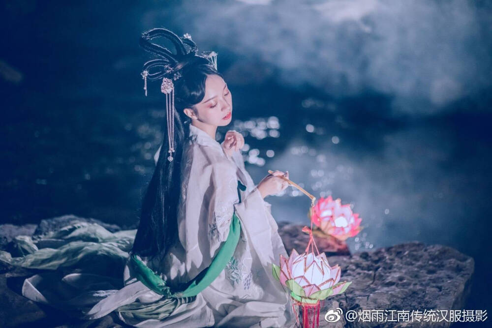 #江浙沪约拍##无锡约拍##汉服摄影#
广寒宫！祝大家中秋快乐！花好月圆！
服装@清辉阁步光
出镜@小狐狸叫黛黛
妆发摄影后期@姜老师vv ​​​