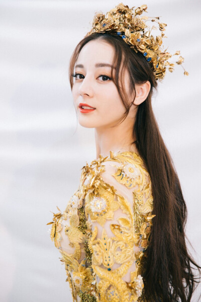 迪丽热巴金鹰节女神