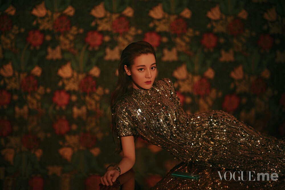 VogueFilm出品，迪丽热巴 出演《Model | 模特》首映倒计时，两天。逐梦的旅行，她伫立在橱窗，幻想中的幸福如同幻色般斑斓，又如渐变色般变换着温度，光穿透薄雾的朦胧，梦幻又迷人。就像OPPO R17 Pro在光影中闪烁绮丽的颜色，梦境中的她靓丽、妩媚、冷艳，闪烁着缤纷灵动的色彩。手机的灵动光圈捕捉着她的每个微小的表情，幸福，在刹那间定格。