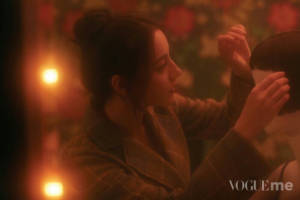 VogueFilm出品，迪丽热巴 出演《Model | 模特》首映倒计时，两天。逐梦的旅行，她伫立在橱窗，幻想中的幸福如同幻色般斑斓，又如渐变色般变换着温度，光穿透薄雾的朦胧，梦幻又迷人。就像OPPO R17 Pro在光影中闪烁绮丽的颜色，梦境中的她靓丽、妩媚、冷艳，闪烁着缤纷灵动的色彩。手机的灵动光圈捕捉着她的每个微小的表情，幸福，在刹那间定格。