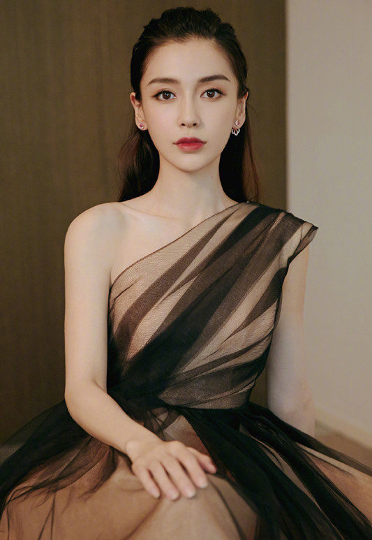 杨颖（Angelababy），1989年2月28日出生于上海市，华语影视女演员、时尚模特。2003年，Angelababy以模特身份在香港出道。2007年，她开始将工作重心转向大银幕。2011年在爱情片《夏日乐悠悠》中首次担任女主角。2012年凭借言情片《第一次》获得第13届华语电影传媒大奖最受瞩目女演员奖。2014年凭借真人秀《奔跑吧兄弟》赢得广泛关注；同年，她还因出演古装片《狄仁杰之神都龙王》获得第21届北京大学生电影节最受欢迎女演员奖。2015年，其主演的冒险片《鬼吹灯之寻龙诀》票房突破16亿人民币，而她也凭借该片获得第33届大众电影百花奖最佳女配角奖。2017年其主演的古装剧《孤芳不自赏》取得全国同时段电视剧收视冠军。