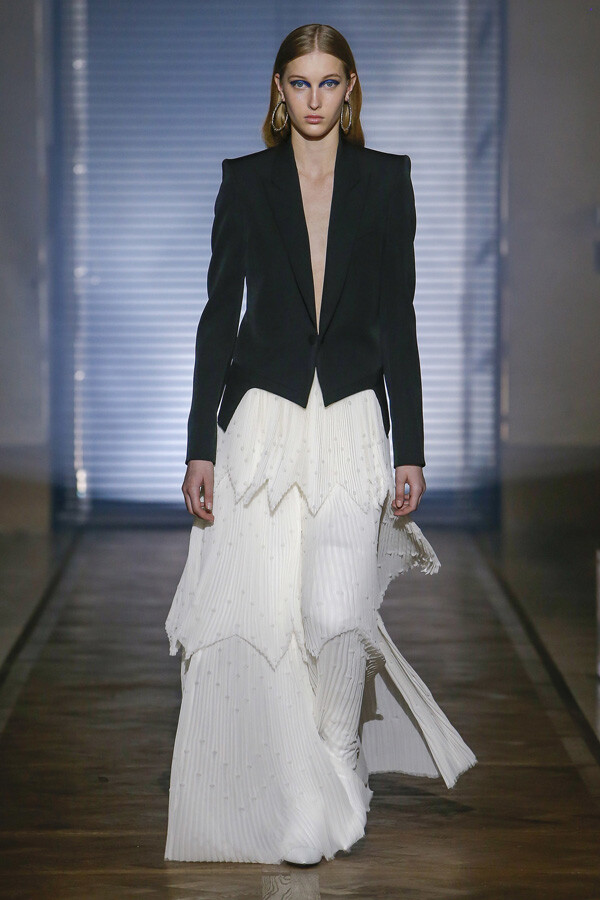 法国奢侈品牌 Givenchy 2018 春夏高级定制 这是新任创意总监 Clare Waight Keller 高定处女秀，少了激烈的铆钉与金属碰撞，多了轻盈妩媚的色彩晕染和蹁跹动感，延续将硬朗与华丽融入女装晚礼服的构想，在廓形、色彩上做了新的开拓～