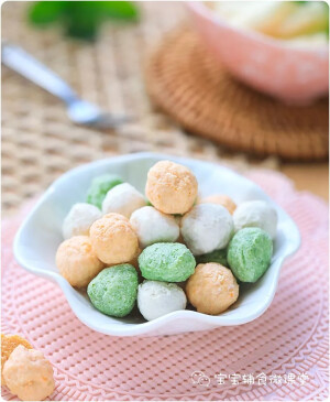 三色小丸子
月龄：11m+
食材：白萝卜  鸡胸肉  蛋清
步骤：1.生姜切片，用开水冲泡成生姜水
2.将鸡胸肉切成小块。
3.把鸡胸肉放入冲好的生姜水中，浸泡去腥10分钟
4.白萝卜切小块，放入开水锅中，焯水2分钟
5.将白萝卜捞出，沥干水分
6.另换一锅清水，水开放入白萝卜，焯熟，大火煮15分钟。
7.将白萝卜捞出，沥干水分，冷却。
8.分别将鸡胸肉块、白萝卜块、蛋清倒入辅食机，搅打细腻。
9.搅打至粘稠不易滑落的状态
10.取两个差不多大小的勺子，沾水。
11.舀一勺鸡肉糊，用勺子左右翻转，滚成小球
12.另起一锅，烧至水开，放入鸡肉丸，中火煮8分钟。
同理，用胡萝卜和菠菜代替白萝卜，就可以做出黄色和绿色的丸子啦，方法也是一样的，黄黄绿绿的，非常精致可爱哦！