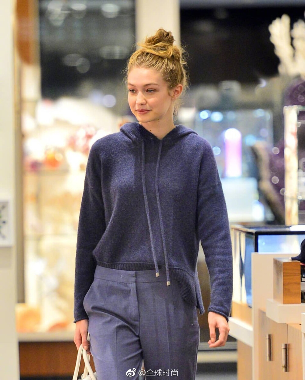 时尚明星GigiHadid 日常外出，蓝色毛线卫衣搭黑色小皮鞋，这样的男友风倒也不错。 ​