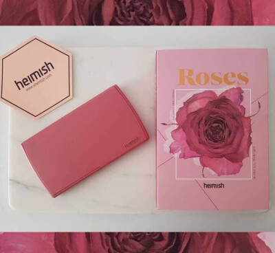 眼影 | HEIMISH Rose Memory Palette，秋季限量玫瑰记忆眼影盘，设计和名字一样浪漫，像一本玫瑰之书等待解读，优雅至极。带有整面大镜子和双头眼影刷，日常实用便携。选用了完全符合主题的玫瑰色系，四珠光四哑光，…