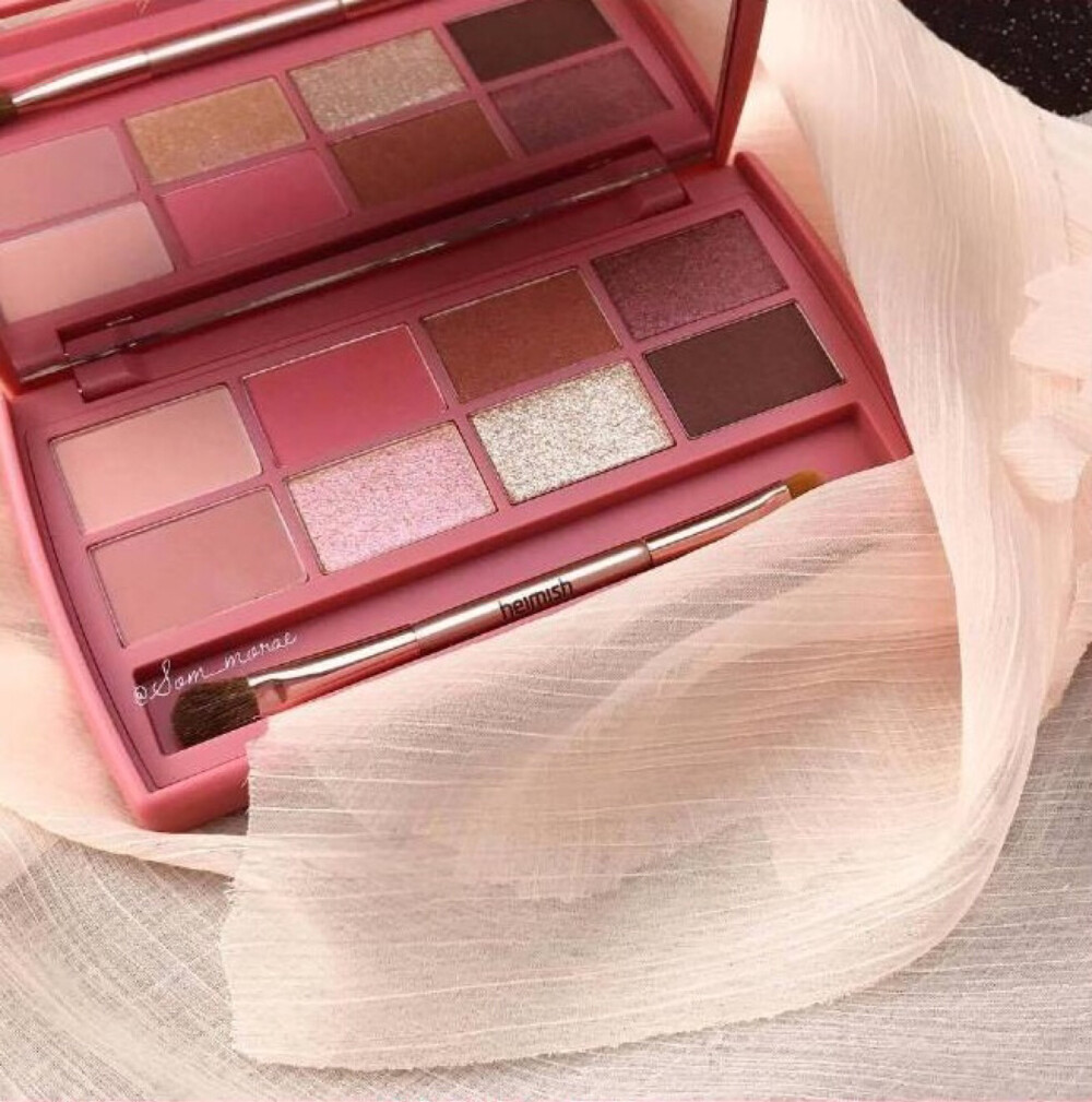 眼影 | HEIMISH Rose Memory Palette，秋季限量玫瑰记忆眼影盘，设计和名字一样浪漫，像一本玫瑰之书等待解读，优雅至极。带有整面大镜子和双头眼影刷，日常实用便携。选用了完全符合主题的玫瑰色系，四珠光四哑光，涂抹光泽细腻饱满，新手也不容易出错。