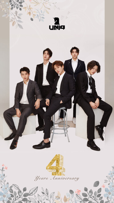 官博更博：#UNIQ# ·
#UNIQ出道四周年#
四年，见证成长与蜕变；
四年，历经幸运与磨练。
U & I，UNIQ UNIQ UP
独一无二的少年们，愿花路相伴，星空紫永远闪耀
@UNIQ-王一博 @UNIQ-金圣柱 @WOODZ_dnwm @UNIQ-李汶翰…