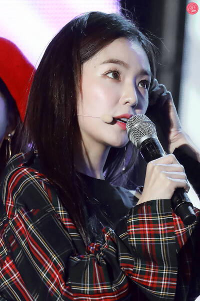 裴柱现 裴珠泫 irene
red velvet 队长