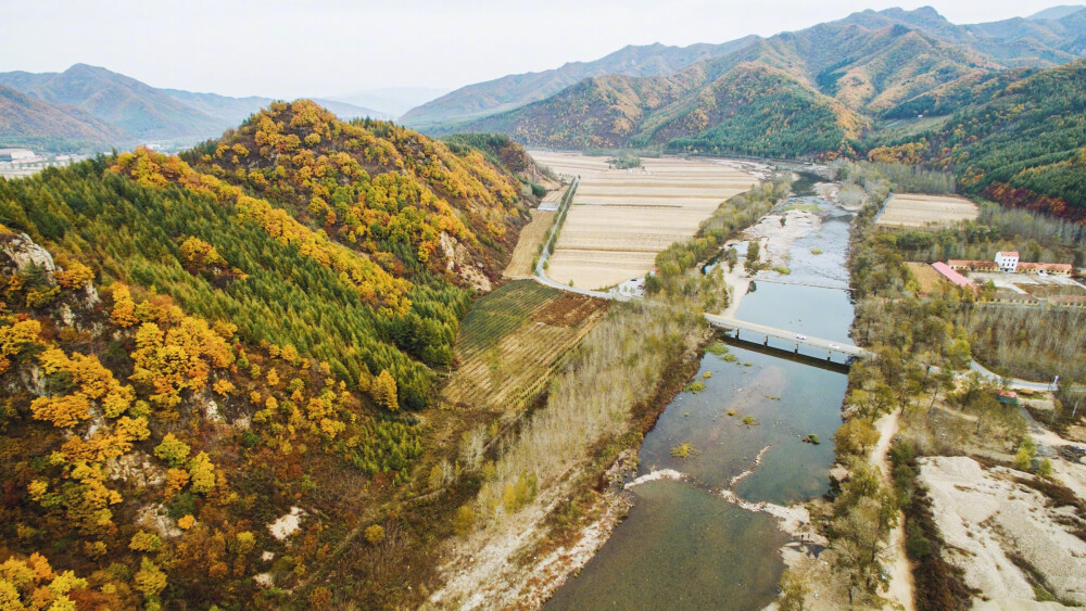 去年走过一趟本桓线，10月8日前后，秋色已经非常浓厚了。 本溪到田师傅路段路况很好，是一级路，也可以走沿着太子河新修的北线，车辆很少，风光更好一些。碱厂到桓仁路段相对窄一些，不过风景更好了，往大石湖或者老边沟去的岔路就是下图1-6的景色。图9是关门山。路过小市镇可以吃烧烤、羊汤等当地特色，物美价廉。到桓仁可以逗留一晚，第二天返程或到吉林转转都可以～#给家乡做个宣传#