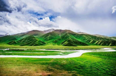 盛夏新疆巴音布鲁克草原，现在虽然已经没有如此动人的绿，但想必在秋天也会有别样的美 ​​​​