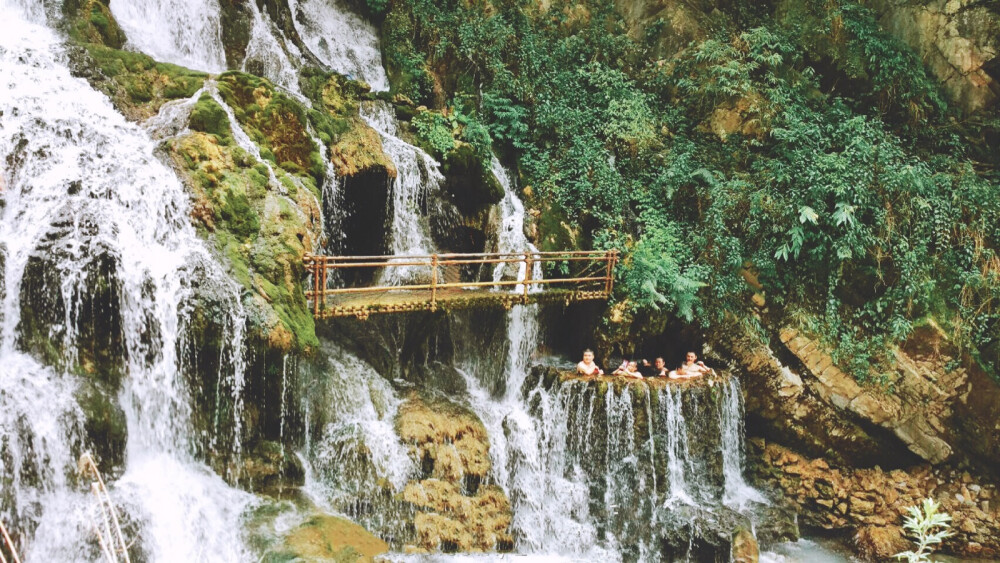 西昌螺髻山大漕河温泉瀑布。