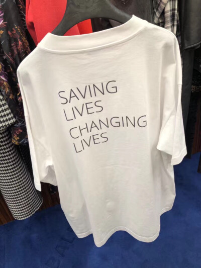 巴黎世家 慈善款短袖