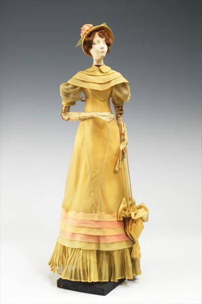 Fashion History Dolls丨自1947年，为了感谢美国对法国遭遇二战之后恢复的慷慨援助，法国人民以大篷车装载各种表达感谢的礼物，运送至美国，这些时尚娃娃是巴黎服装工会赠与的礼物，分别来自当时著名的时装屋定制