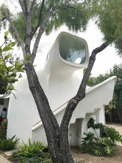 【花园中的异形住宅】这座异形的房子名为“Spaceship House”（飞船屋），位于美国加州La Selva海滨一个花园中。建筑由景观设计师Mary Gordon于1969年到1972年期间设计并建造（现已转售）。Spaceship House像一座天…