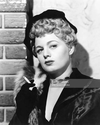 谢利温特斯
Shelley Winters 1920-2006年
美国女演员.曾获得奥斯卡第32/38届最佳女配角奖、第24届最佳女主角提名、45届最佳女配角提名