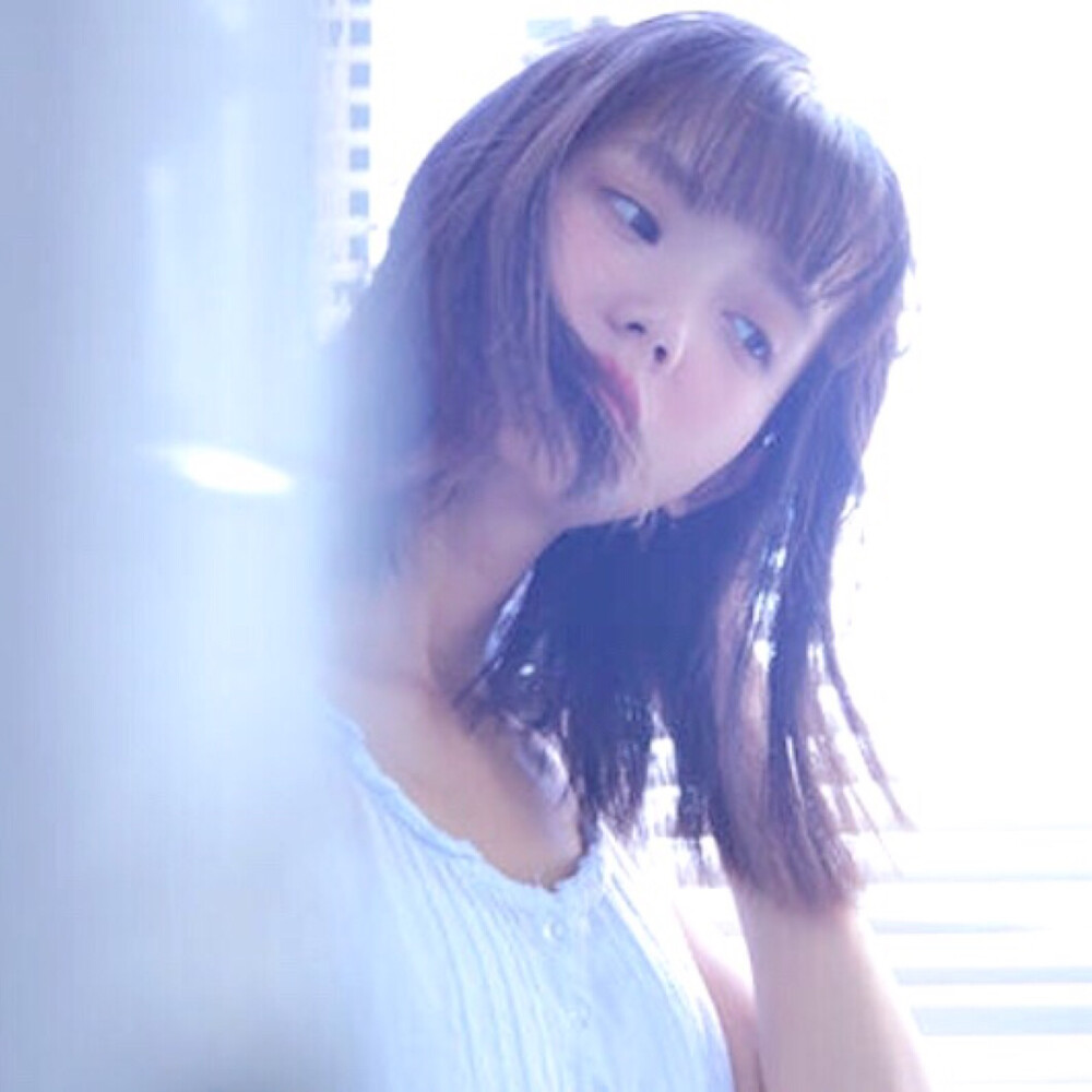 不要因为孤独就去找一些不适合自己的娱乐方式迎合一些不属于自己的群体爱一些就手可得的人自己喜欢的东西就不要问别人好不好看你努力合群的样子并不漂亮相反恰恰是努力做自己时你身上那股特立独行的劲真招人喜欢