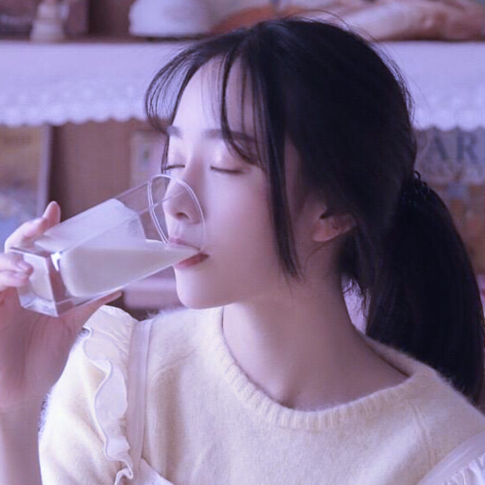 不要因为孤独就去找一些不适合自己的娱乐方式迎合一些不属于自己的群体爱一些就手可得的人自己喜欢的东西就不要问别人好不好看你努力合群的样子并不漂亮相反恰恰是努力做自己时你身上那股特立独行的劲真招人喜欢