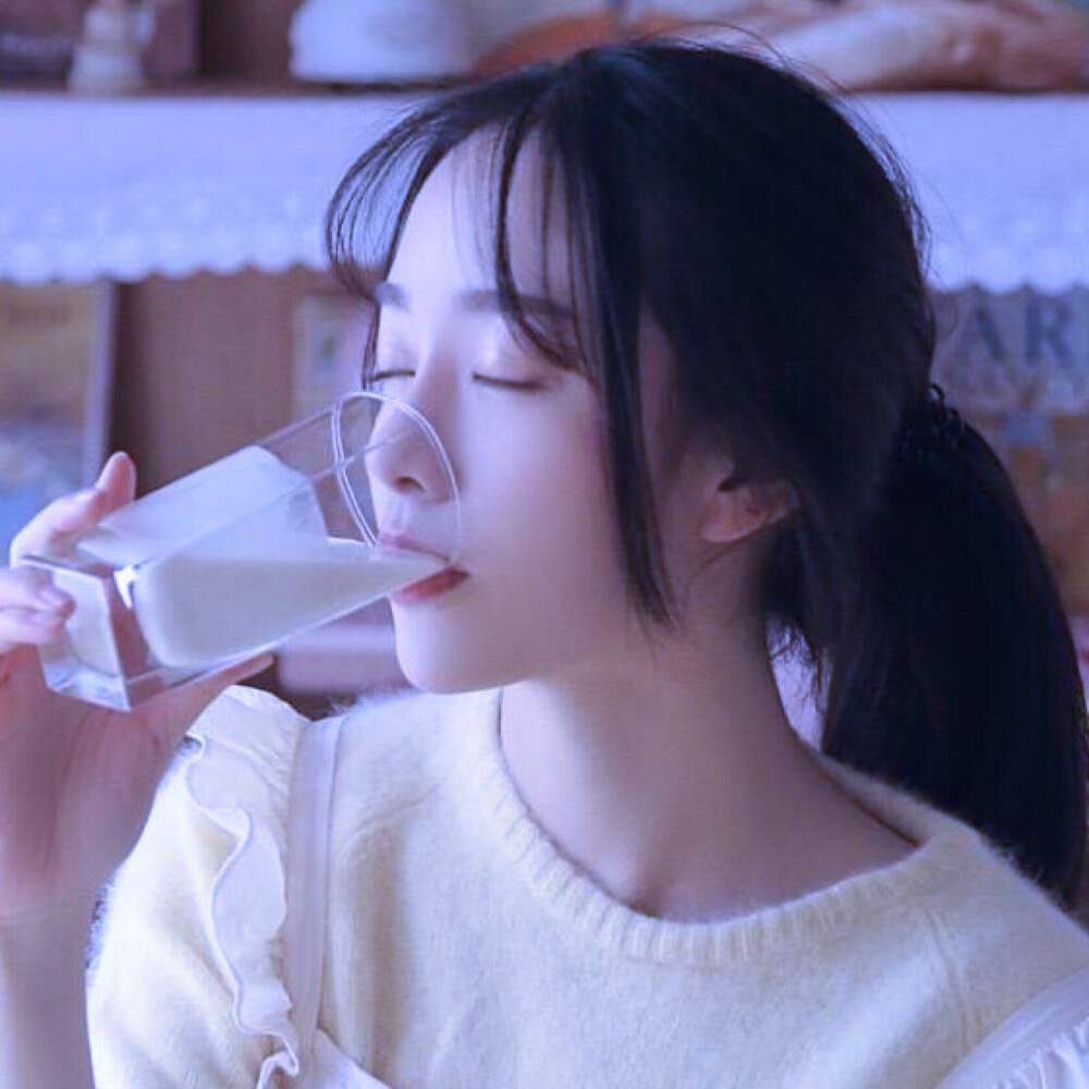 不要因为孤独就去找一些不适合自己的娱乐方式迎合一些不属于自己的群体爱一些就手可得的人自己喜欢的东西就不要问别人好不好看你努力合群的样子并不漂亮相反恰恰是努力做自己时你身上那股特立独行的劲真招人喜欢