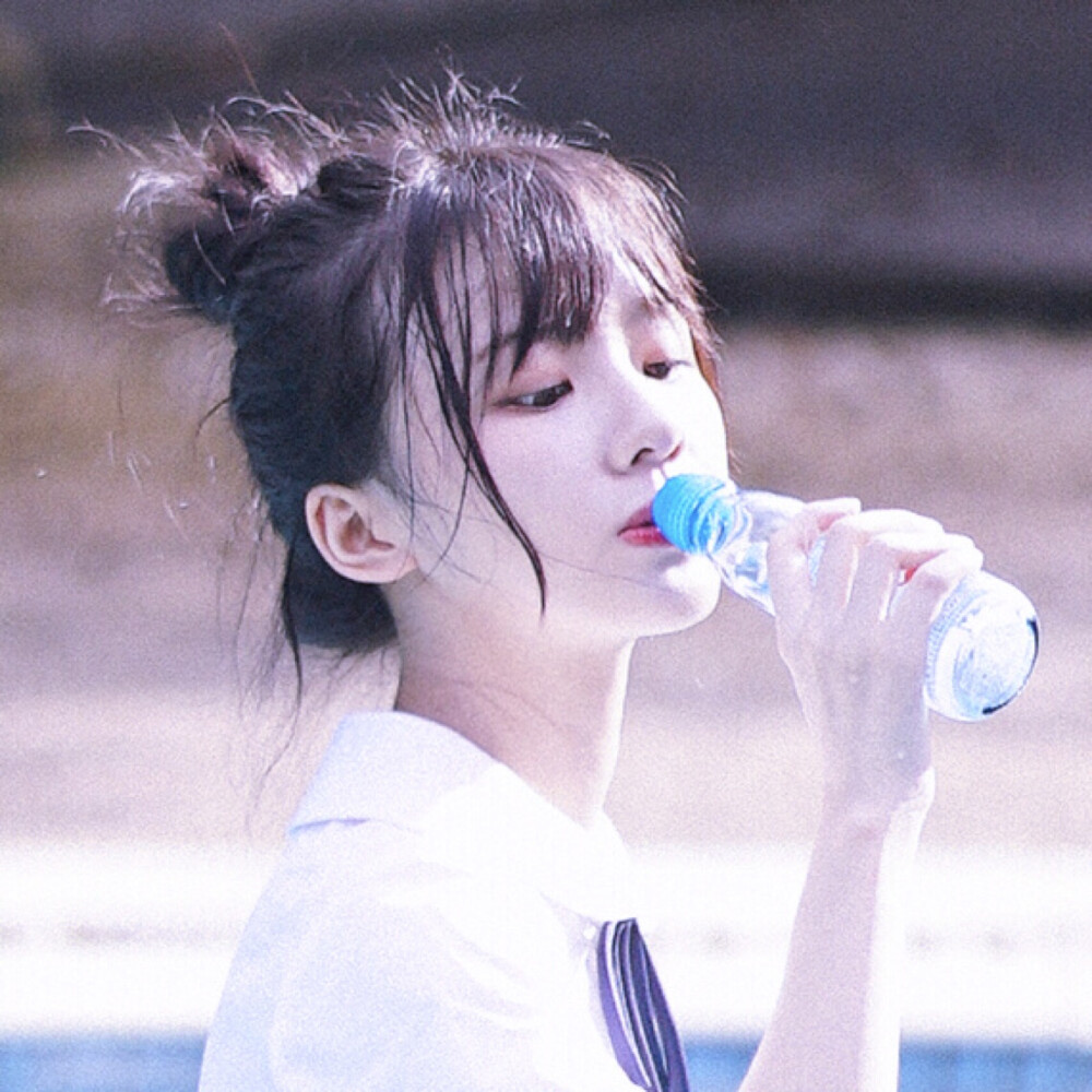 不要因为孤独就去找一些不适合自己的娱乐方式迎合一些不属于自己的群体爱一些就手可得的人自己喜欢的东西就不要问别人好不好看你努力合群的样子并不漂亮相反恰恰是努力做自己时你身上那股特立独行的劲真招人喜欢