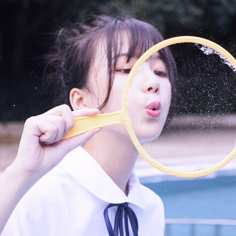 不要因为孤独就去找一些不适合自己的娱乐方式迎合一些不属于自己的群体爱一些就手可得的人自己喜欢的东西就不要问别人好不好看你努力合群的样子并不漂亮相反恰恰是努力做自己时你身上那股特立独行的劲真招人喜欢