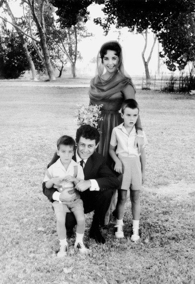 Elizabeth Taylor and Eddie Fisher on their wedding day (May 12, 1959) in Las Vegas. ​