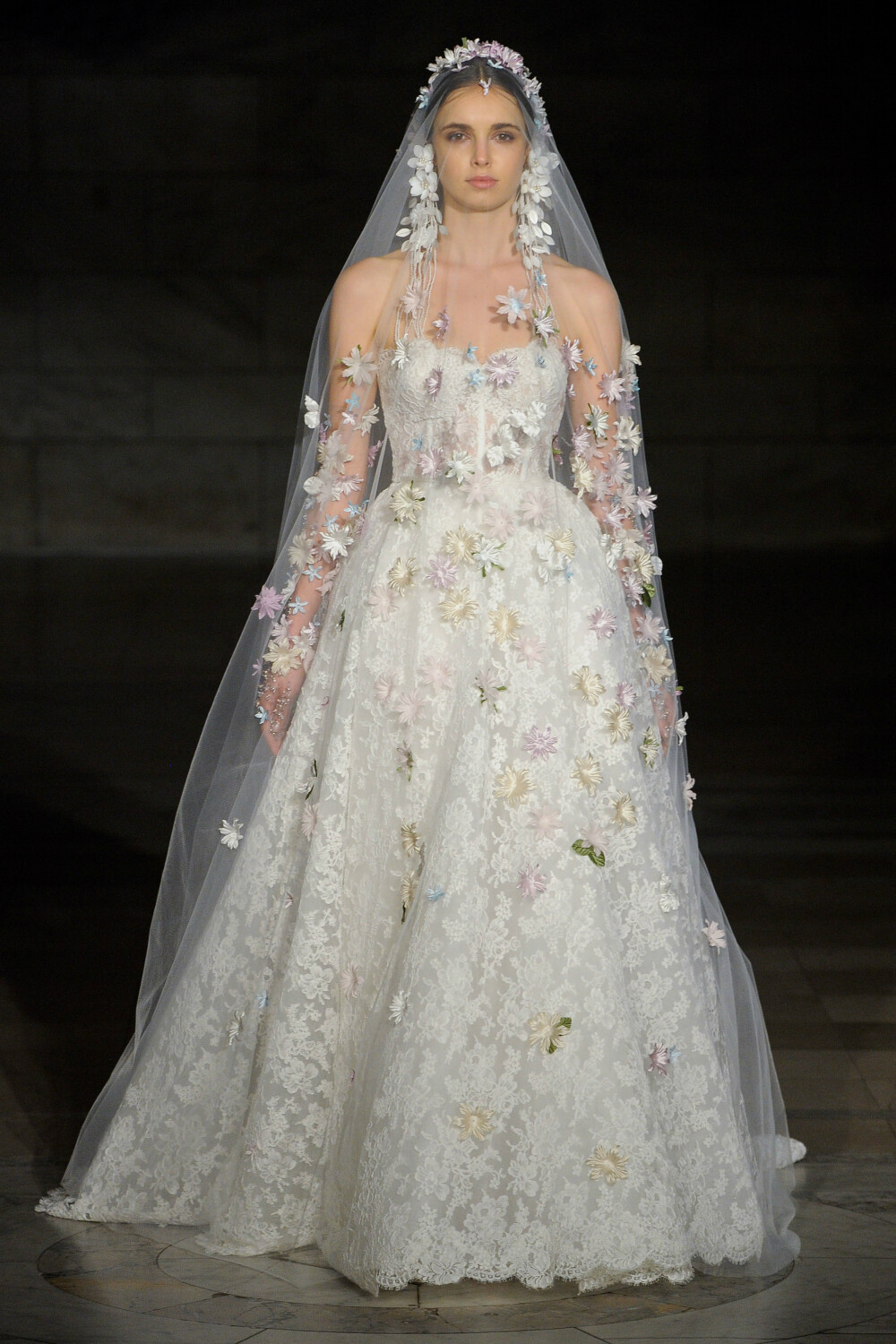 Reem Acra（雷姆·阿克拉）2019纽约婚纱周秋冬婚纱发布秀