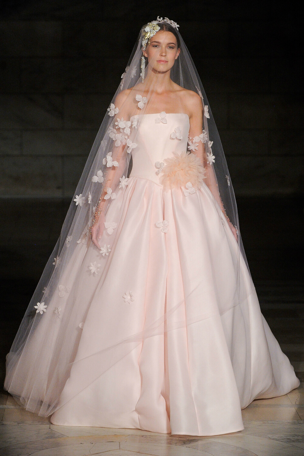 Reem Acra（雷姆·阿克拉）2019纽约婚纱周秋冬婚纱发布秀