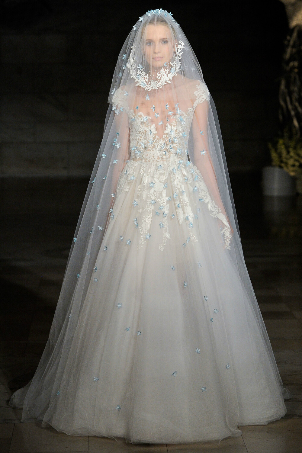 Reem Acra（雷姆·阿克拉）2019纽约婚纱周秋冬婚纱发布秀