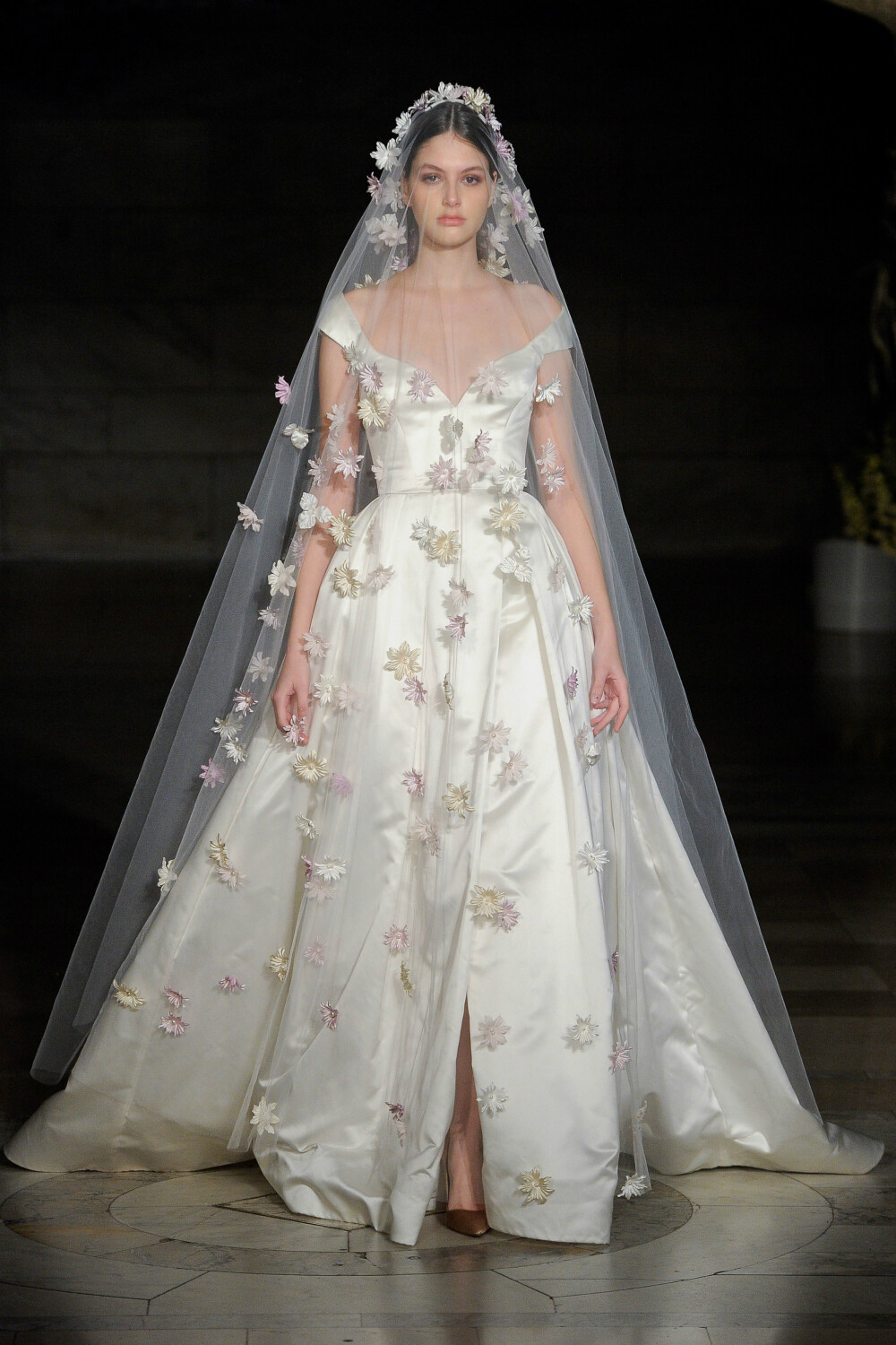 Reem Acra（雷姆·阿克拉）2019纽约婚纱周秋冬婚纱发布秀