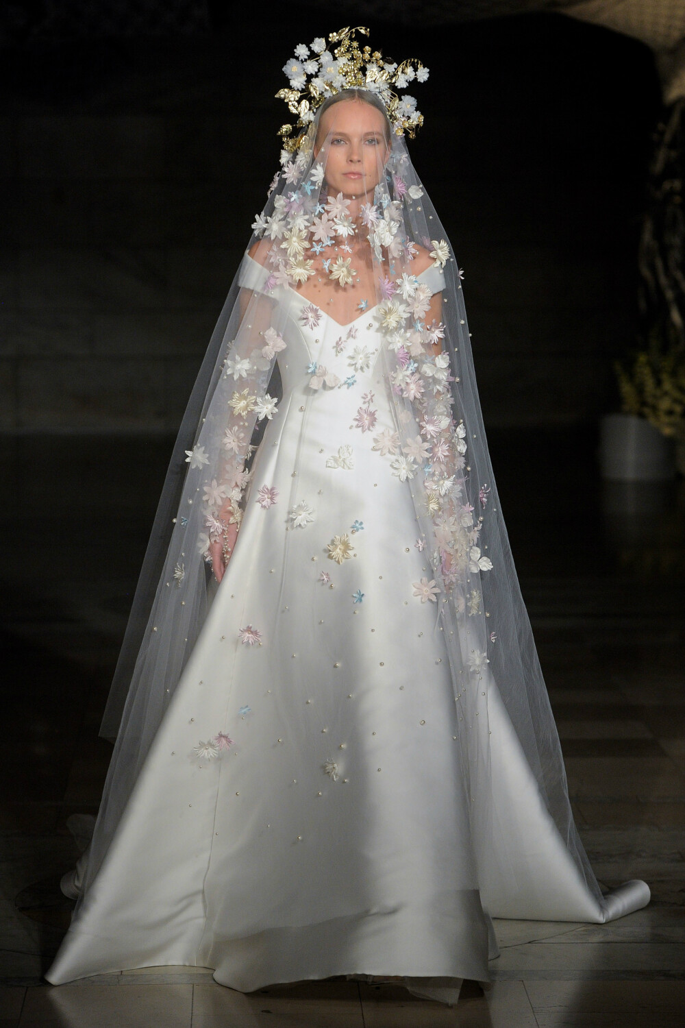 Reem Acra（雷姆·阿克拉）2019纽约婚纱周秋冬婚纱发布秀