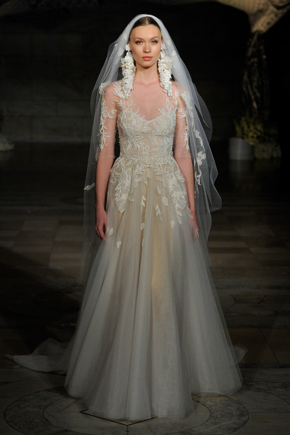 Reem Acra（雷姆·阿克拉）2019纽约婚纱周秋冬婚纱发布秀