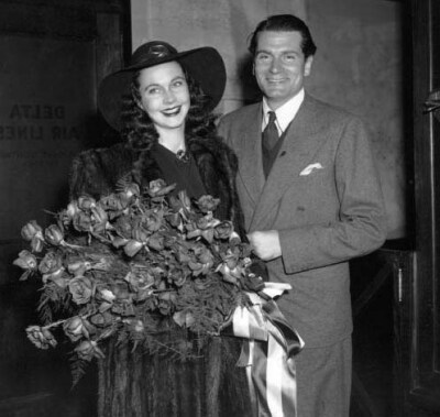 #Vivien Leigh# Vivien and Olivier waved goodbye to America on Dec. 28, 1940. They had been responsible for raising about a million dollars for British aid before they left. ​​​​